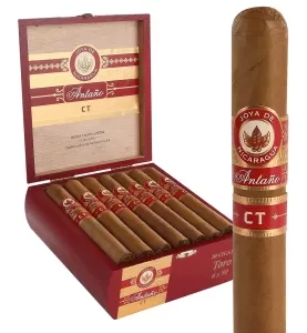 Joya de Nicaragua Antaño 1970 Connecticut open box with cigars