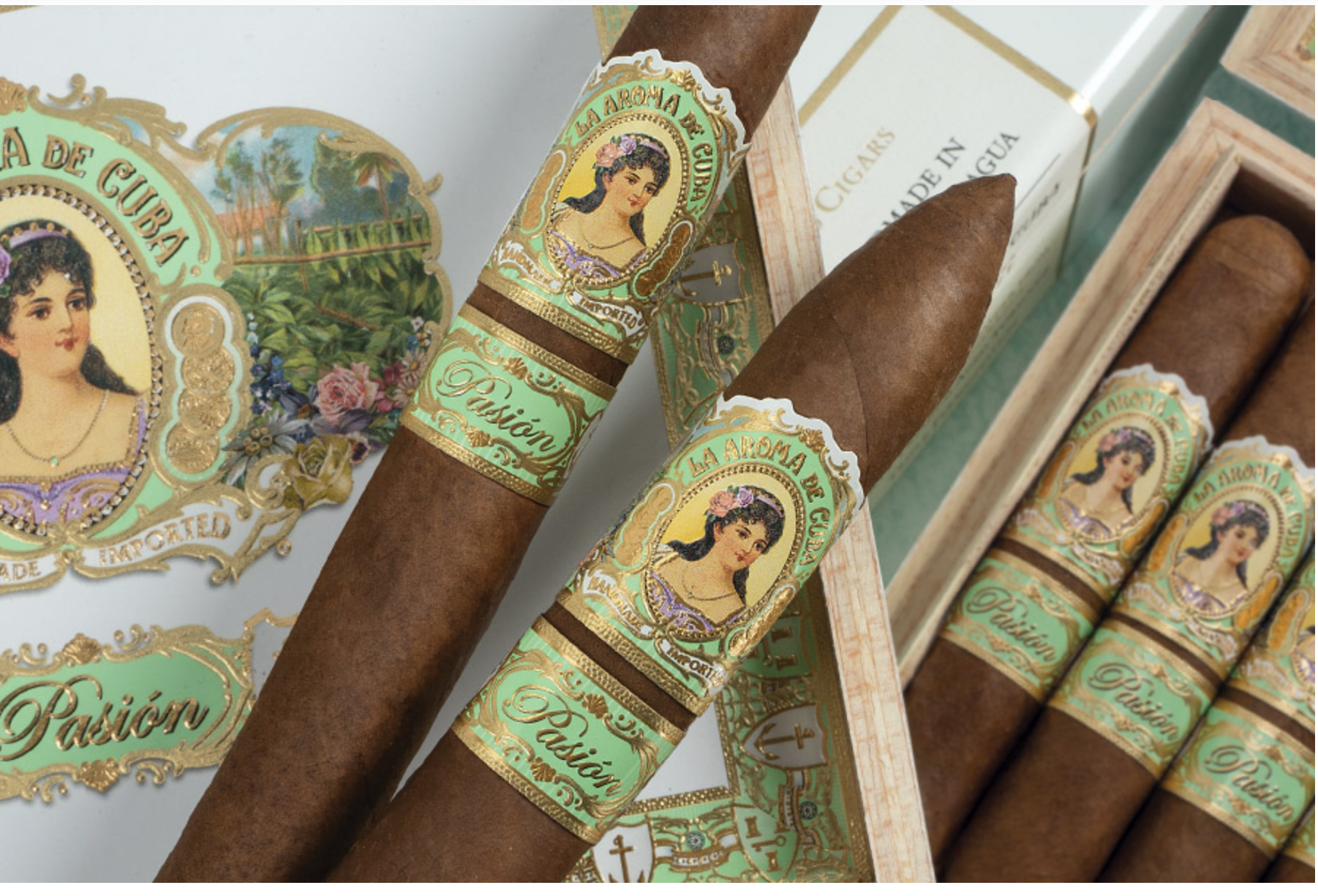 La Aroma De Cuba Pasión cigar with teal/gold gold logo