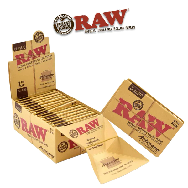 Display of RAW Classic Artesano 1 1/4 rolling papers with integrated tips and foldable tray, arranged in branded cardboard box.